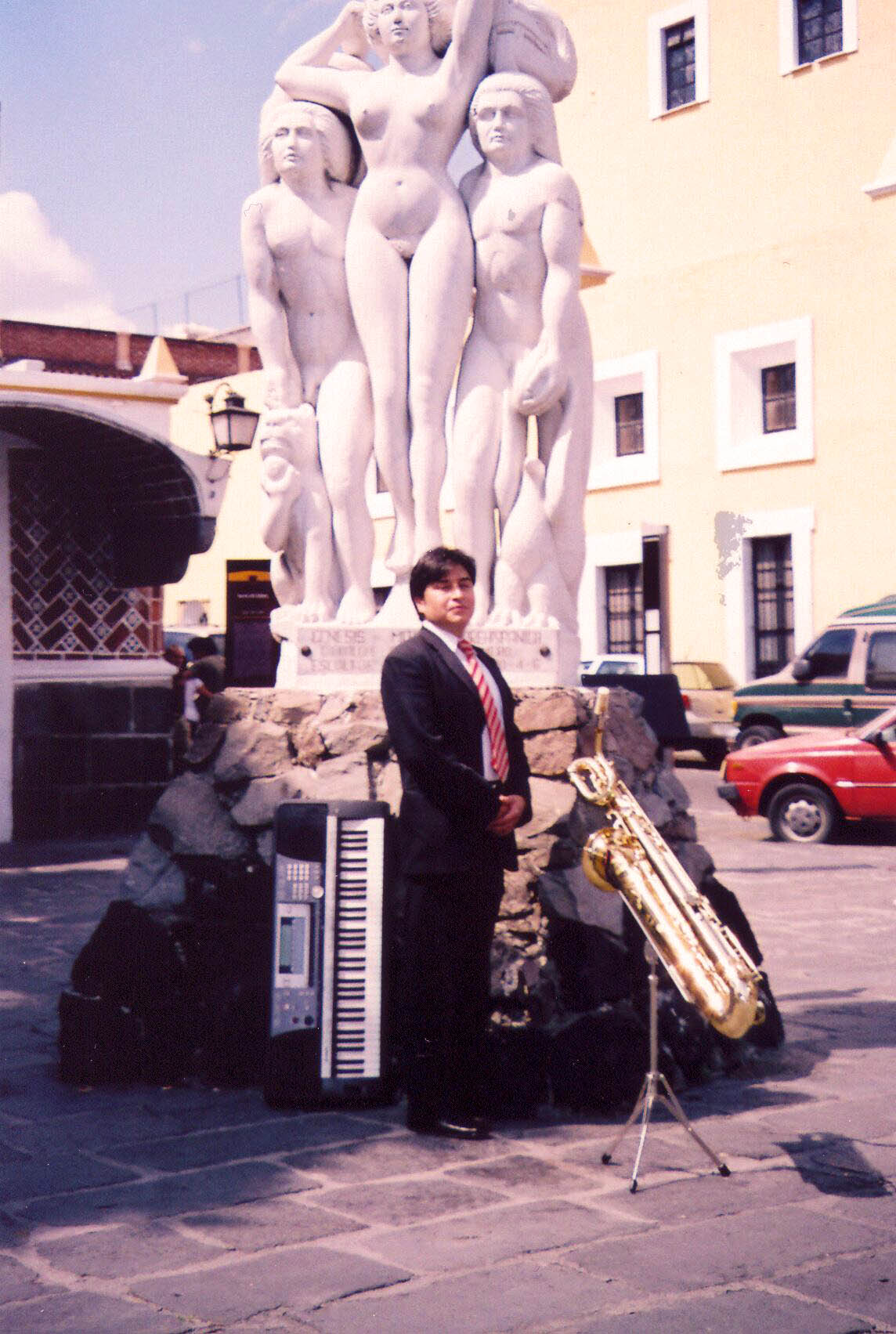 Alex con instrumentos -- 
www.jazz-digestivo.org