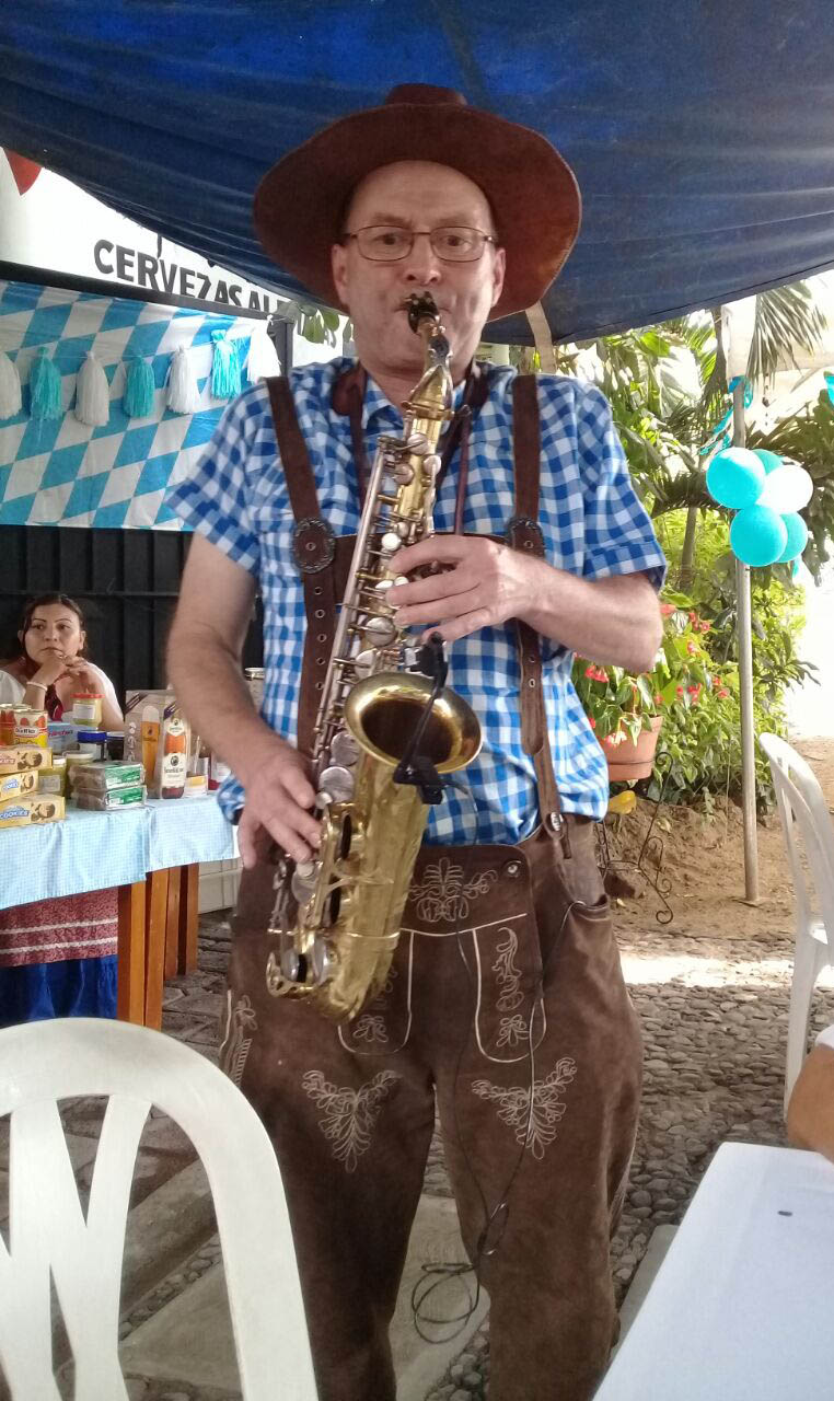 Der falsche Bayer - mit Saxofon --  
www.jazz-digestivo.org